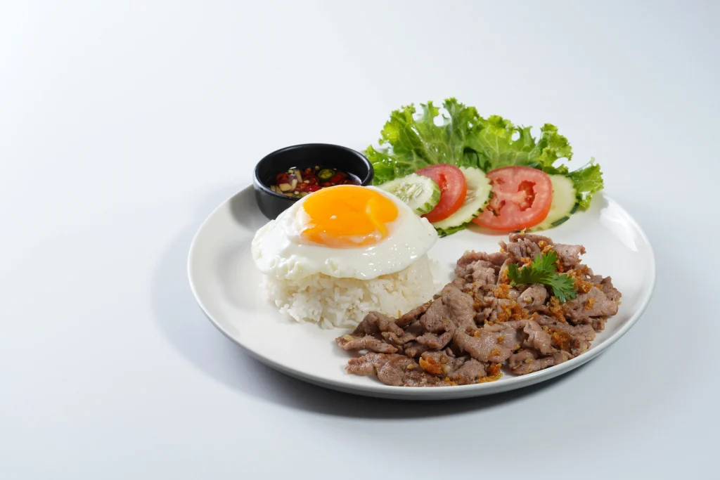 หมูกระเทียมราดข้าว + ไข่ดาว