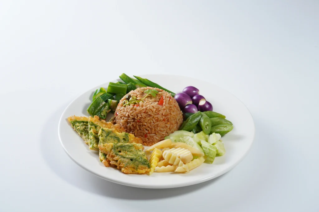 ข้าวผัดน้ำพริกกะปิ + ไข่ชะอม + ผักสด