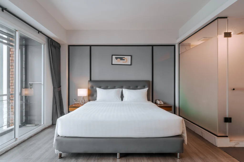 Deluxe Double Room เตียงใหญ่สำหรับทริปคนเดียวหรือพักเป็นคู่
