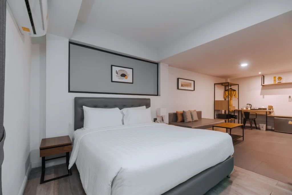 Deluxe Plus Double Room เตียงใหญ่ พร้อมโซฟาเบดสำหรับพักผ่อน